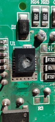 Element SMD w obudowie QPF na płytce drukowanej z uszkodzoną powierzchnią.