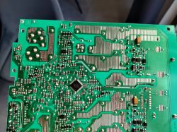 Zielona płytka drukowana z elementami elektronicznymi