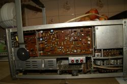 Wnętrze oscyloskopu Kabid DT 525A z widoczną płytką elektroniczną.