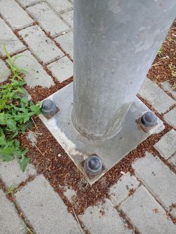 Upływ prądu w lampie LED ulicznej – biały nalot i korozja śrub, drgania gruntu