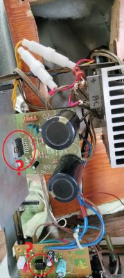 Płytki drukowane z elementami elektronicznymi zaznaczonymi na czerwono.