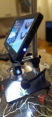 Mikroskop cyfrowy TOMLOV DM9 Pro z wyświetlaczem i oświetleniem LED.
