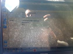Ekran diagnostyczny z kodami błędów 00493 i 01486 dla systemu ESP/ABS w Audi A6 C6 2005, wyświetlany na laptopie Toshiba.