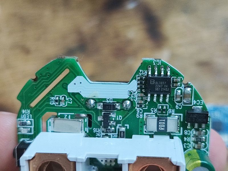 Inneres der intelligenten Steckdose mit BL0937-Modul Nahaufnahme der inneren elektronischen Komponenten einer intelligenten Steckdose.