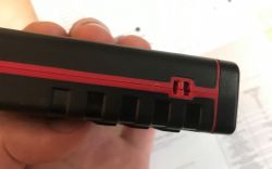 Widok z bliska na obudowę dalmierza laserowego Lertz model LZTS80 w kolorach czarnym i czerwonym.