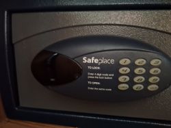 Jak odblokować sejf po wymianie baterii, gdy wyświetla błąd er00?