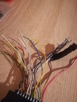 Jak podłączyć oryginalne silniczki i przełączniki do szyb w VW Golf 4?