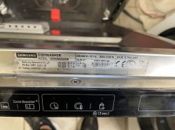 Tabliczka znamionowa zmywarki Samsung DW60M9550BB.