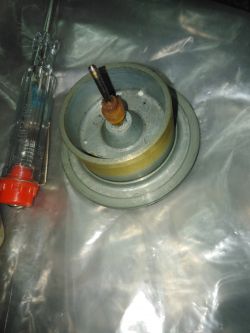 Zębatka napędu z magnetofonu Unitra Finezja 1 obok wkrętaka.
