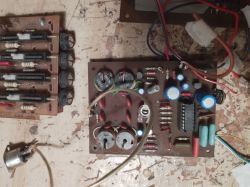 Płytki elektroniczne z elementami takimi jak rezystory, kondensatory i potencjometry