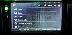 Display of a multimedia system with a Portuguese interface showing various settings options.