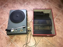 Wnętrze starego gramofonu Ziphona Decent 306 z lat 1970