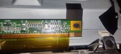 Zbliżenie na płytkę elektroniki z pomiarowymi punktami kontrolnymi.