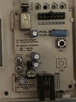 Płyta główna starego domofonu Proel 255 z widocznymi elementami elektronicznymi.