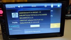 Ansicht des Autoradios Bildschirms mit Firmware-Version Informationen.
