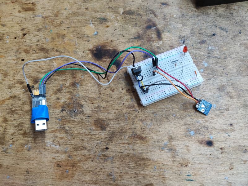 Steckbrettschaltung mit WiFi-Modul Schaltung auf einem Steckbrett mit einem WiFi-Modul, verbunden über USB.