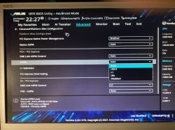 Interfejs UEFI BIOS na ekranie komputera z ustawieniami ASPM