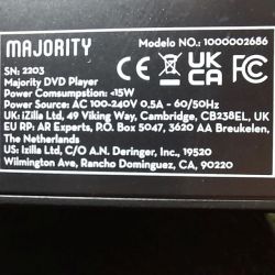 Typenschild eines Majority-DVD-Players mit Leistungsdaten und CE-, UKCA- und FCC-Kennzeichen