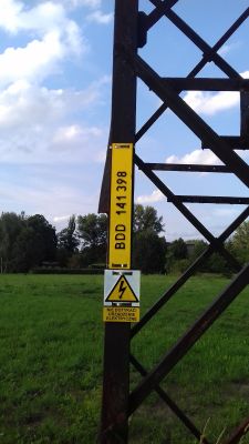 Znaczenie żółtych tablic na rozdzielniach średniego napięcia