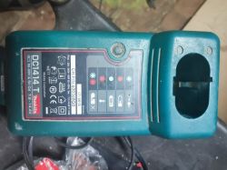 Ładowarka Makita DC1414T z widocznym panelem wskaźników LED
