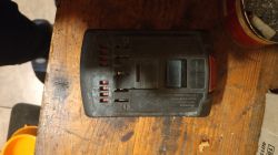 Bateria 18V Bosch 4Ah - 5INR18 ładuje na ładiwarce, nie wyświetla stanu diod. Bateria 18V Bosch 4Ah - 5INR18 ładuje na ładiwarce, nie wyświetla stanu diod.
