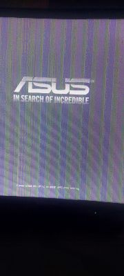 Ekran z logo ASUS i paskami na monitorze.