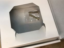 Śruby dołączone do zestawu w pudełku.