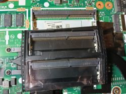 Zbliżenie na płytę główną laptopa z trzema gniazdami RAM SO-DIMM i folią ochronną