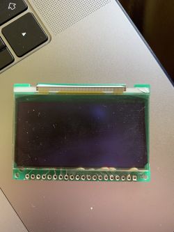 Elektronisches Display mit einer Leiterplatte auf einem Laptop.