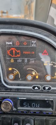 Panel kontrolny maszyny JCB 531-70 pokazujący błąd silnika P0003-18.