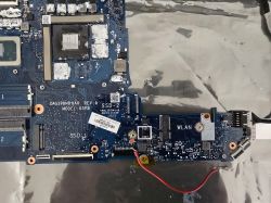 Fragment niebieskiej płyty głównej laptopa z opisami SSD-1, SSD-2 i WLAN oraz złączami