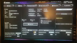 Ekran BIOS płyty głównej AORUS z informacjami o CPU, RAM i wersji BIOS F32