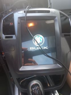 Radio Android w Oplu Insigni zawieszające się na logo Buick.