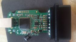 Płytka PCB z mikrokontrolerem STM32F429, złączem USB i gniazdem OBD-II.