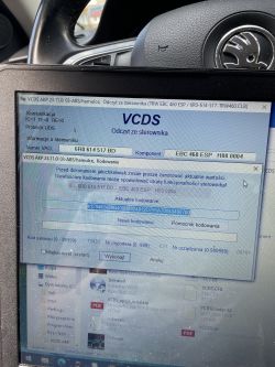 Ekran laptopa z programem diagnostycznym VCDS w samochodzie.