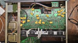 Widok wnętrza wzmacniacza NAD 2150 z modyfikacjami na płytce PCB