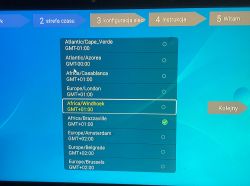 Zrzut ekranu ustawień strefy czasowej w Smart TV Android Box.