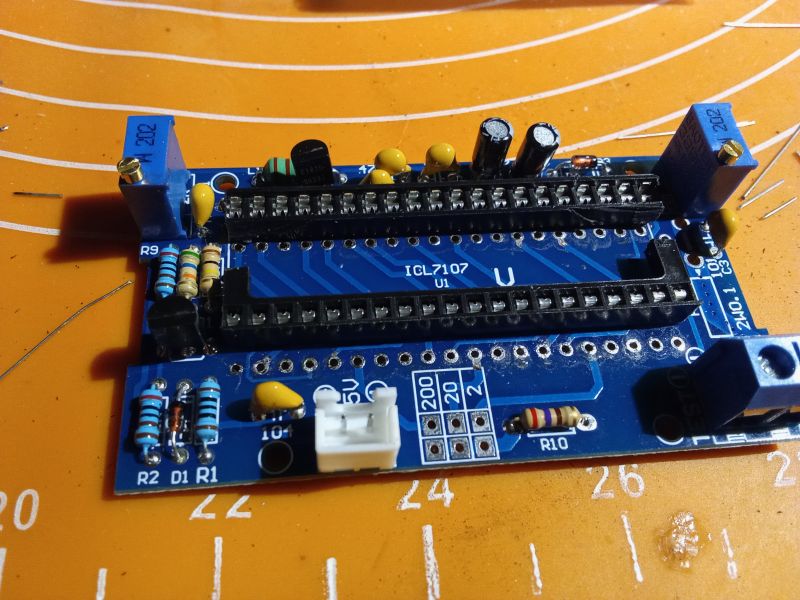 Jak złożyć woltomierz panelowy DIY z układem ICL 7107 z AliExpress? Sprawdzamy dokładność.