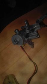 Zdemontowany wkład stacyjki samochodowej.