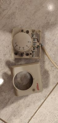 Jak prawidłowo podłączyć kable do termostatu Inproel po rozłączeniu?