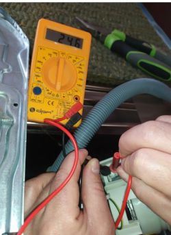 Electrolux ESL4310LO - Jak zmierzyć oporność grzałki w zmywarce?