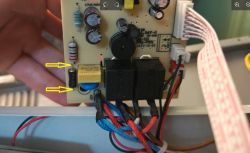 Zbliżenie na płytkę PCB z zaznaczonymi punktami do pomiaru rezystancji.