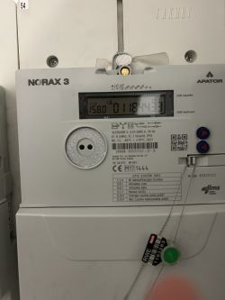 Licznik energii elektrycznej Norax 3 firmy Apator z wyświetloną wartością.