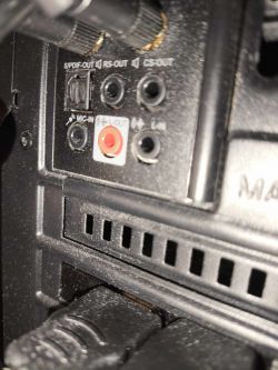Zbliżenie panelu tylnego wieży audio z różnymi złączami.