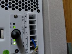 Panel inwertera z czterema zielonymi diodami LED przy opisach NET SRV i PWR COM