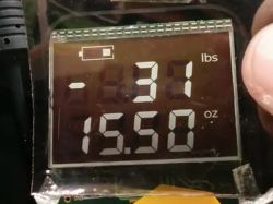 Jak uzyskać czarne tło z białymi znakami na wyświetlaczu Albrecht AE 6890?