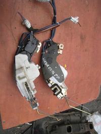 Suzuki Liana 2004 - Czy można zamontować uniwersalne siłowniki centralnego zamka?