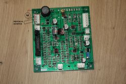 Płytka PCB z zaznaczonym złączem silnika i przycisku uchwytu w lewym górnym rogu