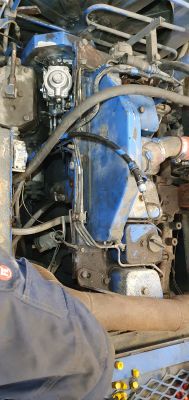 Silnik Cummins 5.9 z podłączonymi przewodami paliwowymi