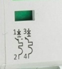 Symbol wyłącznika nadprądowego 2P z dwoma torami z członami zwarciowymi